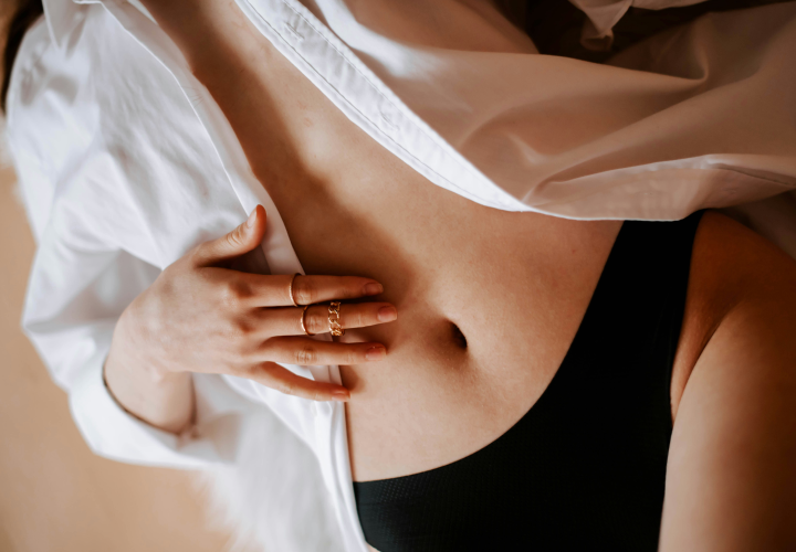 Femme allongée avec le ventre dénudé 