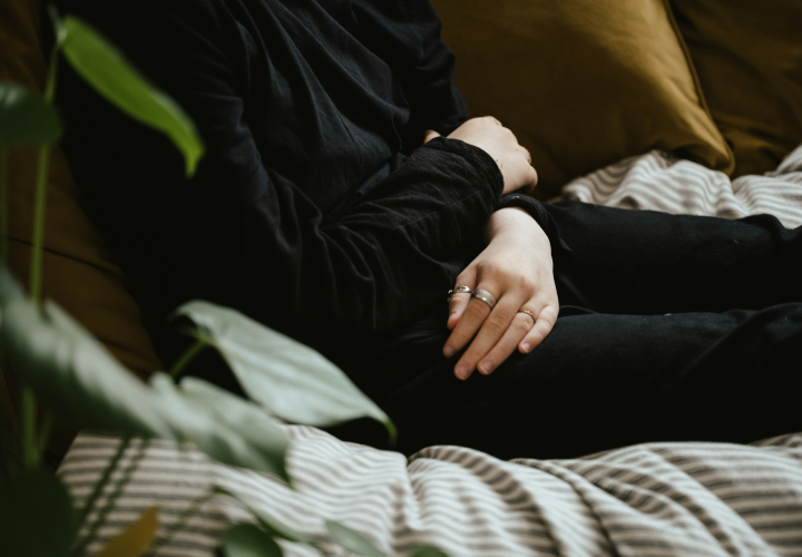 Douleur bas du ventre chez la femme : comprendre les causes et quand consulter un médecin